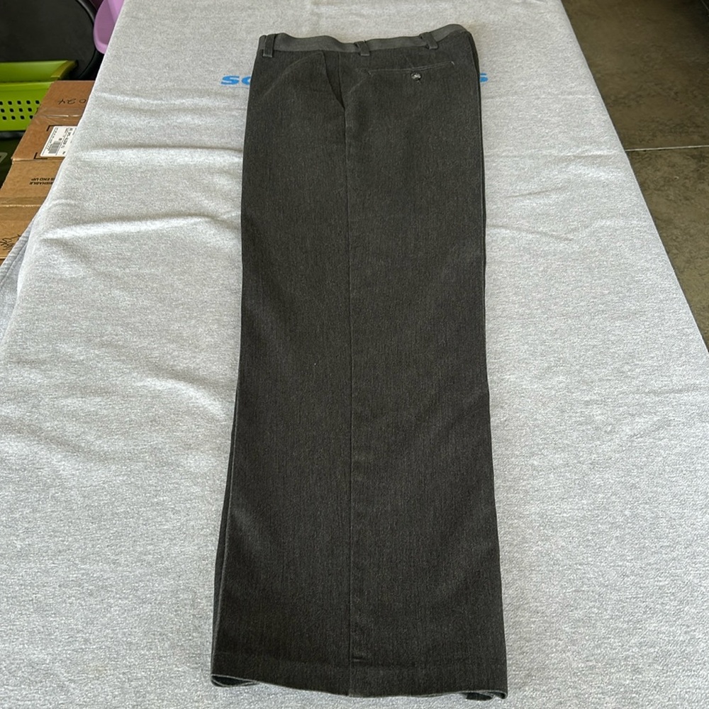 Like New Men’s Dockers D3 Classic Fit Flat Front Grey Khakis - Size 31x32